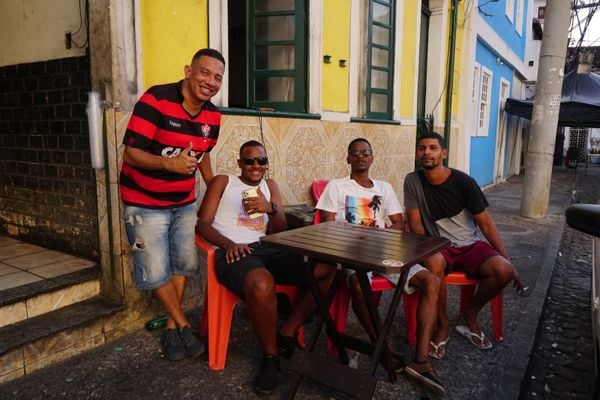 Alan Sanches e amigos, todos torcedores do Vitória por Ana Albuquerque/CORREIO