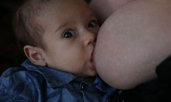 Bebê sendo amamentado 
