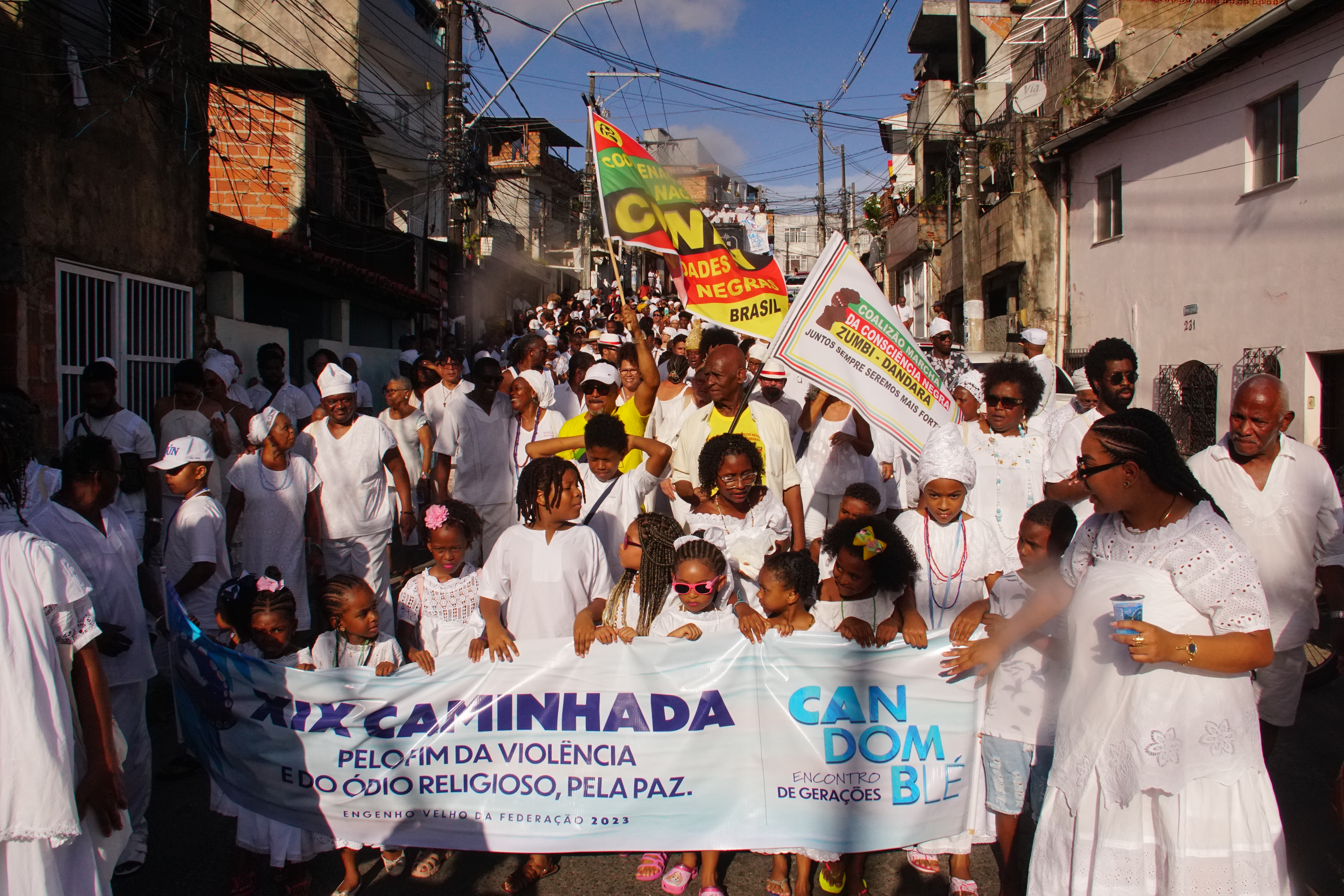 Moradores fazem caminhada e pedem paz durante manifestação em