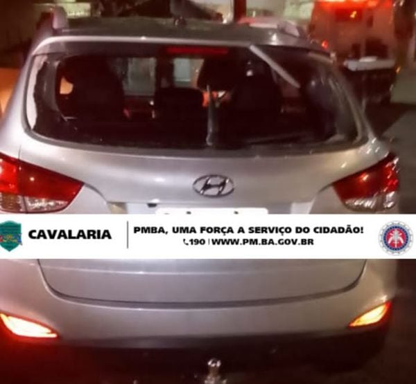 Carro roubado capota na Paralela