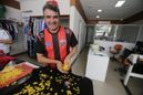 Dono da loja de bordados, Adelmo Almeida exibe estrelas orgulhoso