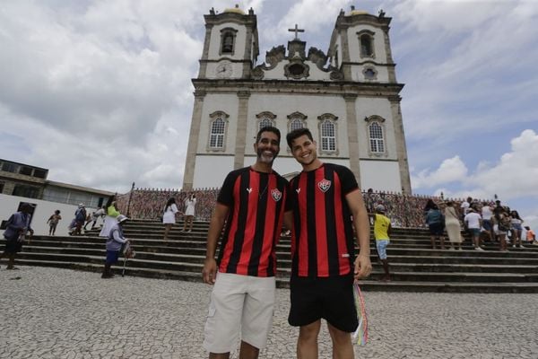 O médico Flávio Feitosa e o autônomo Daniel Novaes foram à Igreja do Bonfim agradecer a conquista do título da Série B pelo Vitória