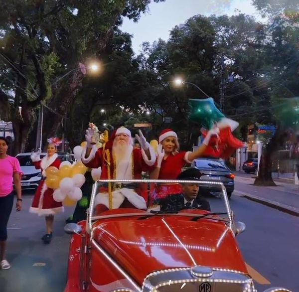 Papai Noel percorreu ruas da Vitória 