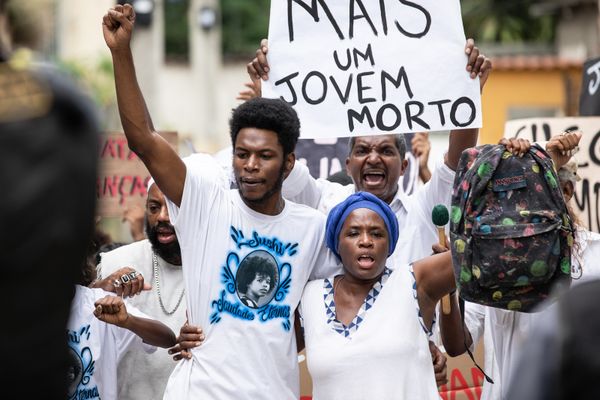 Rita (Tatiana Tiburcio) e Sinistro (Breno Ferreira) protestam contra a morte de Sushi, de 11 anos. Ela é mãe do menino e ele, irmão