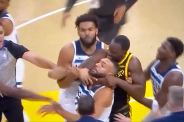 Draymond Green dá gravata em Rudy Gobert