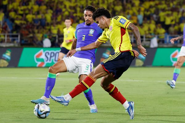 Luis Díaz ignora a marcação do brasileiro Marquinhos e tenta o chute