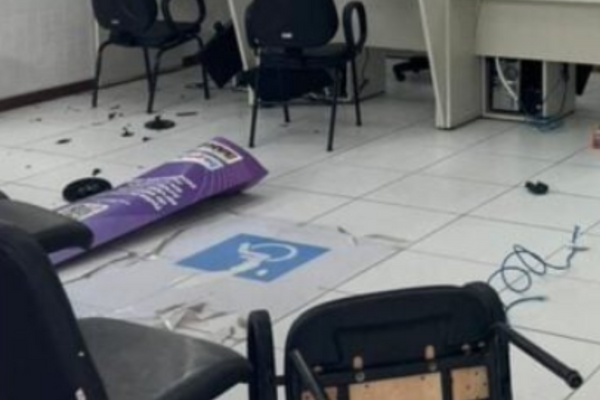 A mulher destruiu objetos do local e quebrou uma porta de vidro