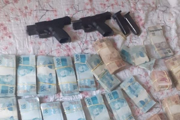 Duas pistolas de calibres 380 e R$ 260 mil foram apreendidos dentro de um cofre na casa de um ex-policial militar