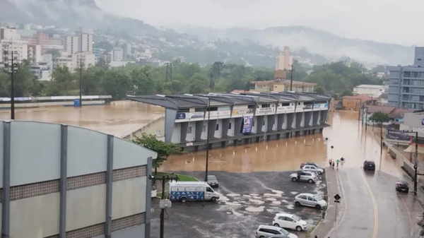 Estádio fica alagado após chuva forte