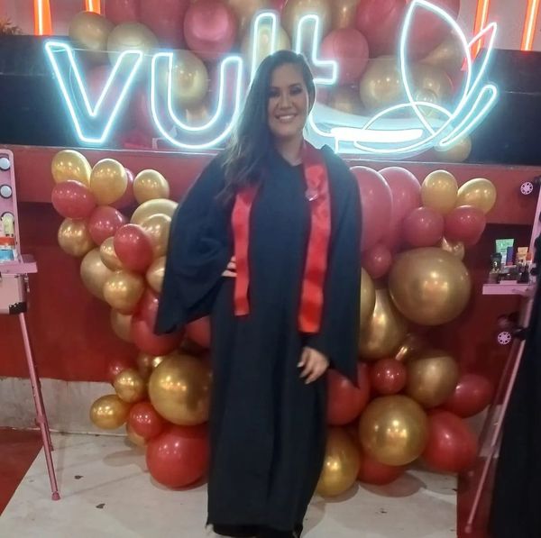 Natali Araujo na formatura do 220 Vults