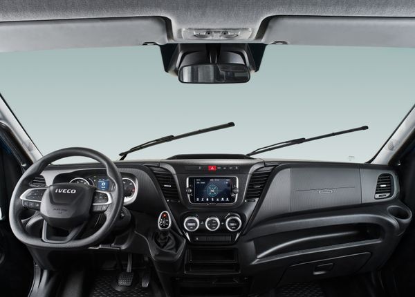A cabine tem conforto e tecnologias de automóveis