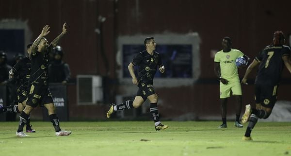 Osvaldo, no centro, comemora o gol da vitória rubro-negra