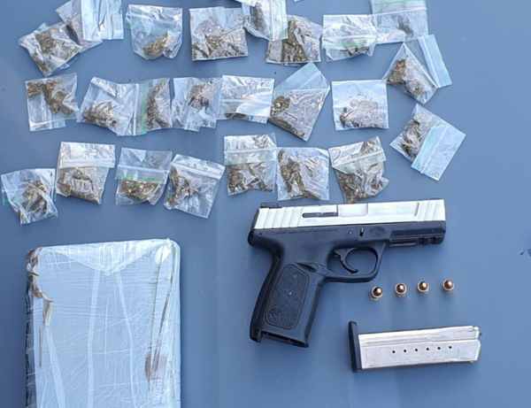 Pistola e drogas foram apreendidos pela polícia