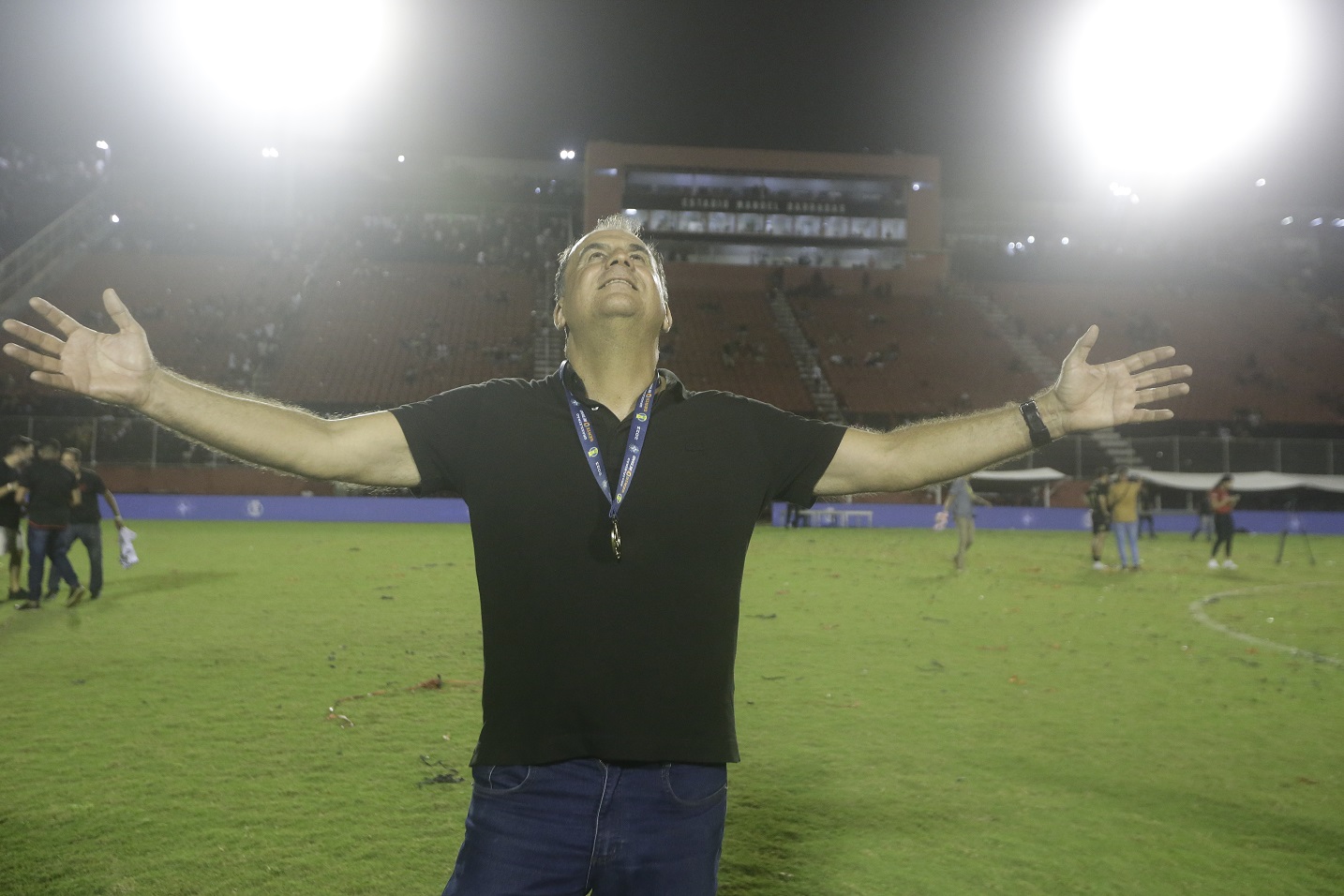 Presidente do Vitória assiste jogo no meio da galera