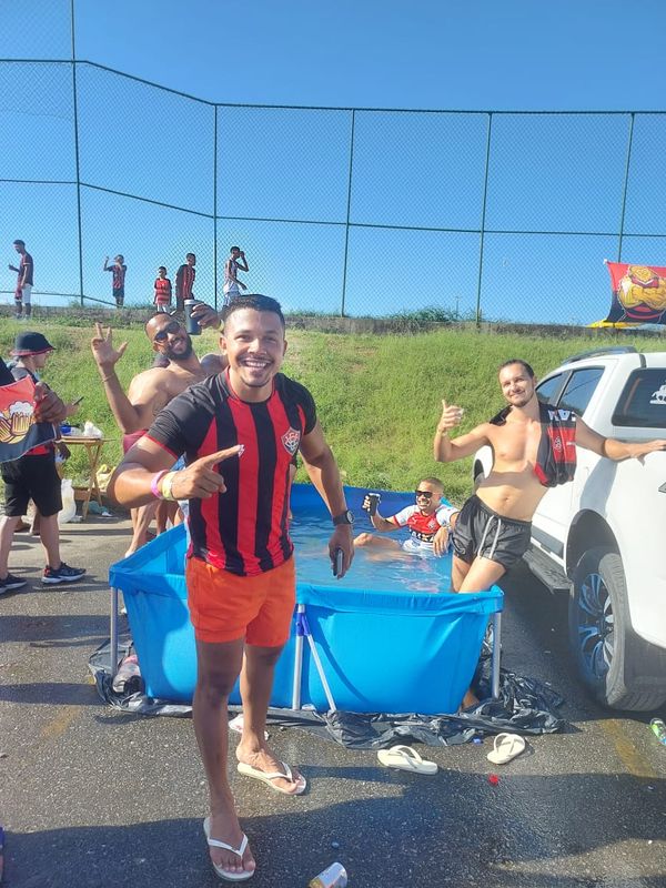 Torcedores do Vitória fazem festa antes de partida contra o Sport