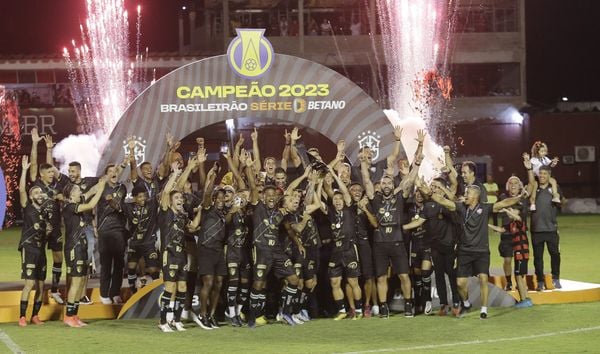 Zeca, Osvaldo e Léo Gomes levantaram a taça de campeão