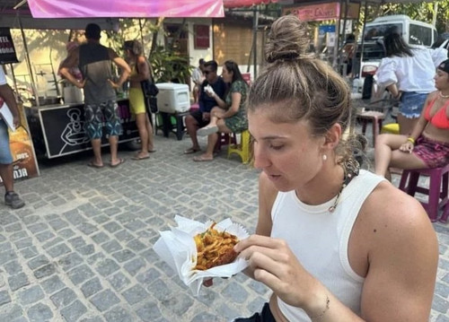 Bia Haddad fez questão de comer um acarajé