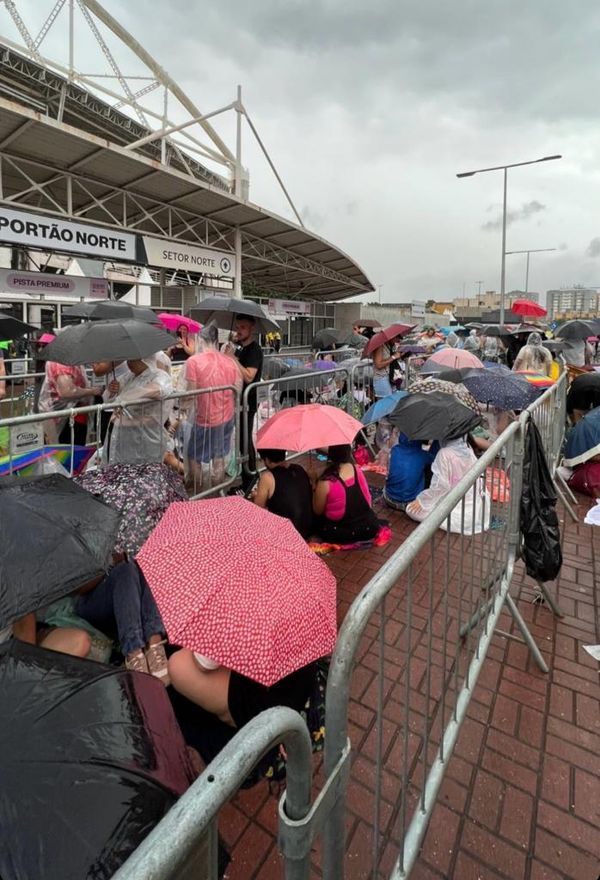 Fãs na fila para show desse domingo