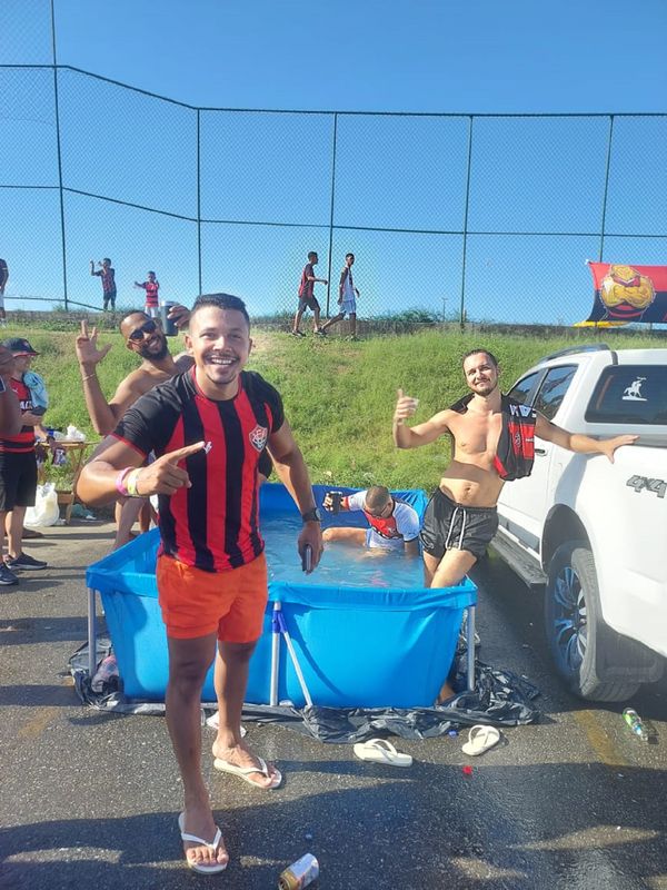 Galera levou piscina para o estacionamento do Barradão