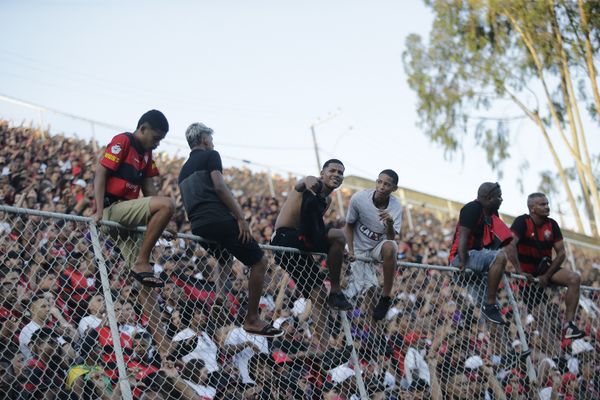 Torcida do Leão subiu no alambrado do Barradão