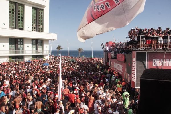 Torcida do Vitória lota Farol da Barra para comemorar título da Série B