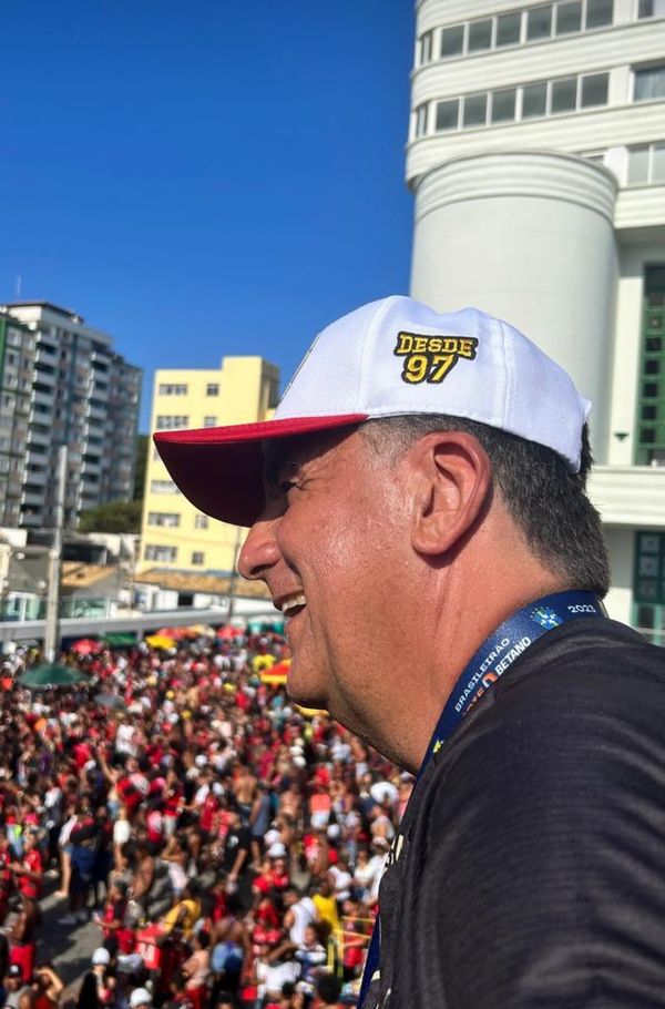 Torcida do Vitória lota Farol da Barra para comemorar título e acesso à Série A