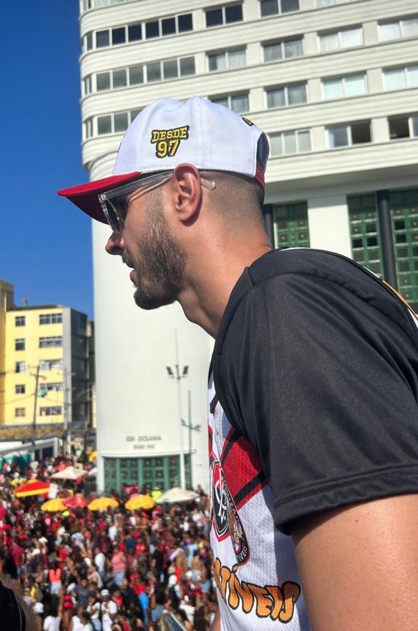 Torcida do Vitória lota Farol da Barra para comemorar título e acesso à Série A