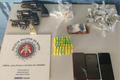Foram apreendidos três revólveres, 51 pinos com cocaína, 40 embalagens com maconha e 55 pedras de crack