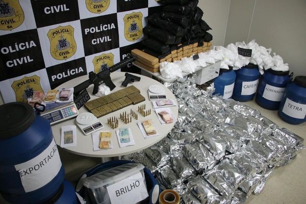 Foi apreendido pacotes contendo maconha,  cerca de mil munições, além da quantia de R$ 3 mil em dinheiro