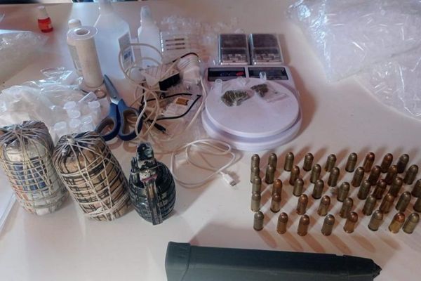 Os PMs encontraram três granadas, um carregador e 44 munições de calibre 45, além de 20 embalagens contendo cocaína