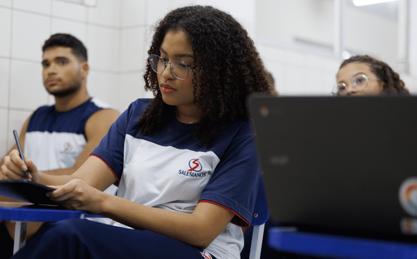 A abordagem educativa salesiana impulsiona e desafia seus educandos a se conectarem com as últimas tendências do campo profissional desde os estágios iniciais da jornada acadêmica