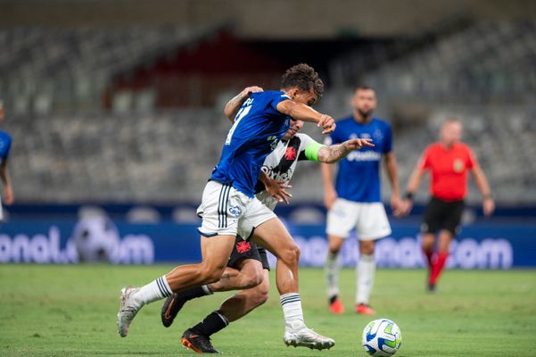 Em duelo contra o rebaixamento, Cruzeiro e Vasco ficam no empate