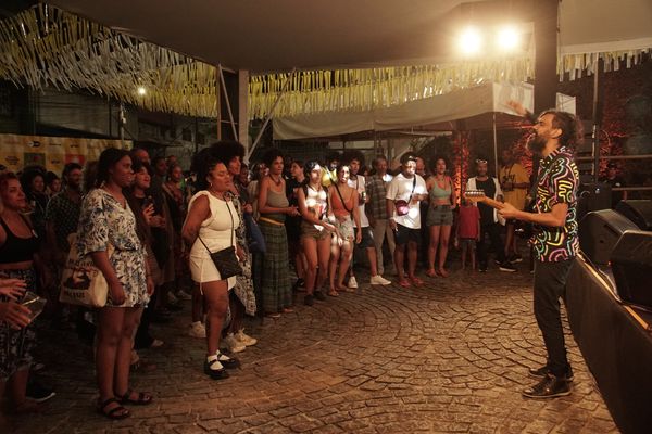 Ênio desceu do palco para tocar durante apresentação da IFÁ