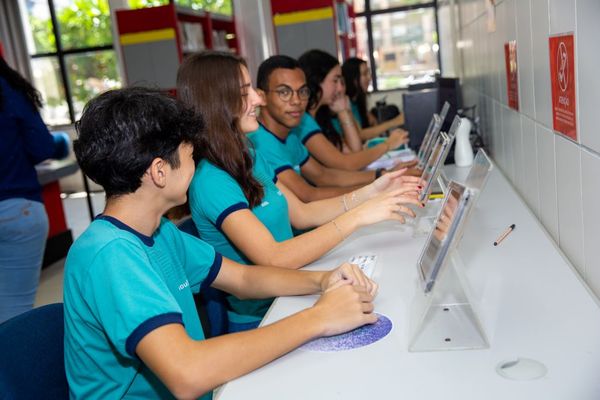 Oferecer materiais didáticos atualizados e recursos tecnológicos é fundamental para que os estudantes se desenvolvam e alcancem grandes conquistas