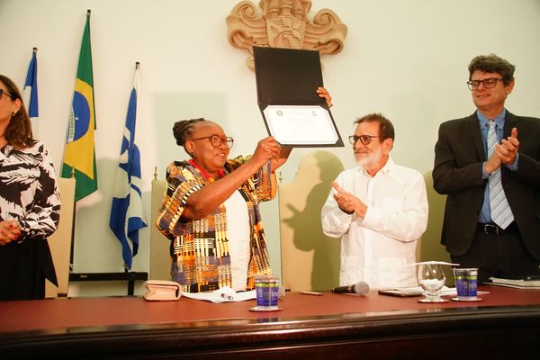Creuza Maria Oliveira, 65 anos, recebeu o título da faculdade da Universidade Federal da Bahia