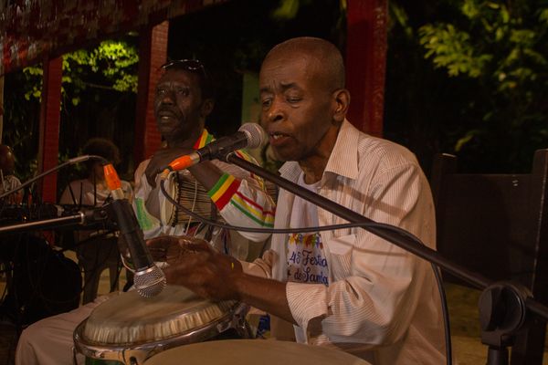 Mestre Jorjão Bafafé em apresentação no Ilê Axé Opô Afonjá acompanhado do percussionista senegalês Doudou Rose