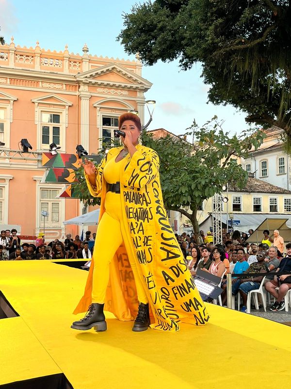 MC Áurea Semiseria faz apresentação durante o desfile
