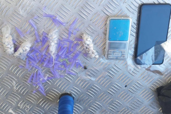 Foram encontrados 96 pedras de crack, uma balança de precisão e materiais utilizados na comercialização de drogas