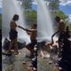 Imagem - Noiva cai em cachoeira durante pedido de casamento, e vídeo viraliza; assista
