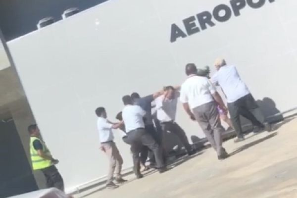 Vídeo: 10 taxistas saem no tapa em disputa por passageiros no aeroporto de Fortaleza