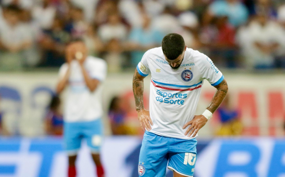 Cauly com a camisa do Bahia por Paula Fróes/CORREIO