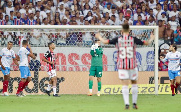 Marcos Felipe encaixa a bola em lance do jogo do Bahia contra o São Paulo