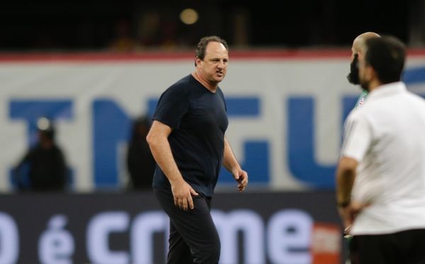 Rogério Ceni mostra descontentamento durante jogo do Bahia contra o São Paulo