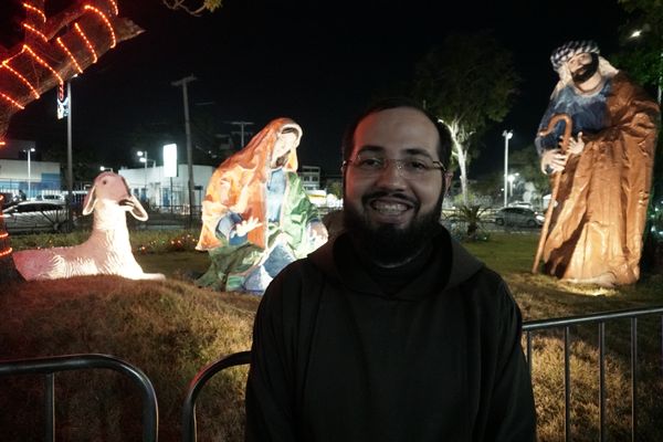 Frei Ícaro Rocha em frente ao presépio do Santuário Santa Dulce dos Pobres