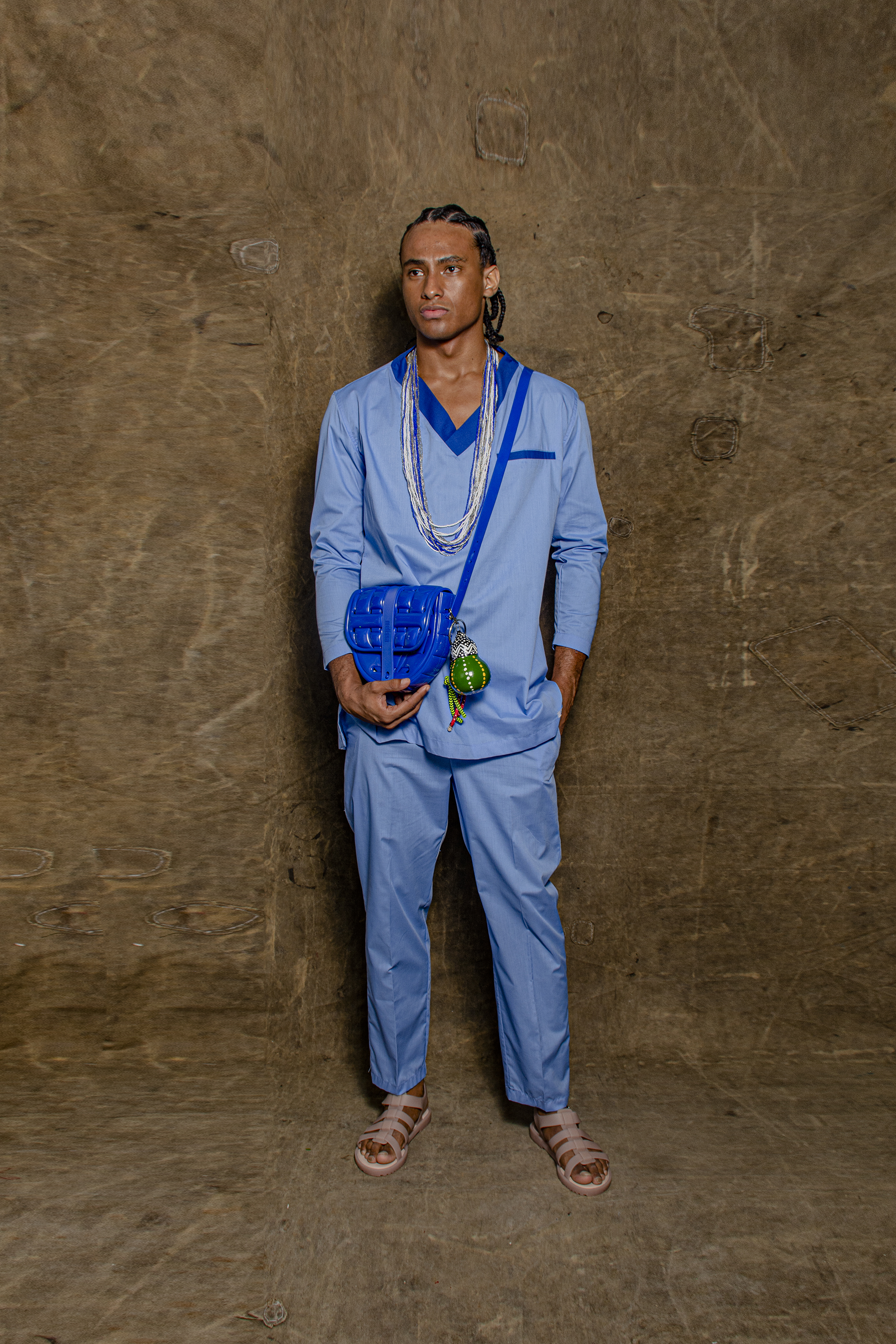 João Guilherme veste Realeza, bolsa e sapato Clube Melissa. por Lucas Assis