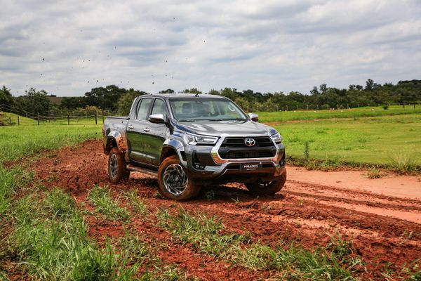 As caixas de rodas alargadas se destacam na nova configuração da Toyota Hilux, a SRX Plus