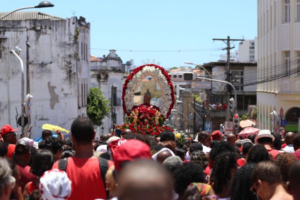 Devotos homenageiam Santa Bárbara na Igreja Nossa Senhora do Rosário dos Pretos