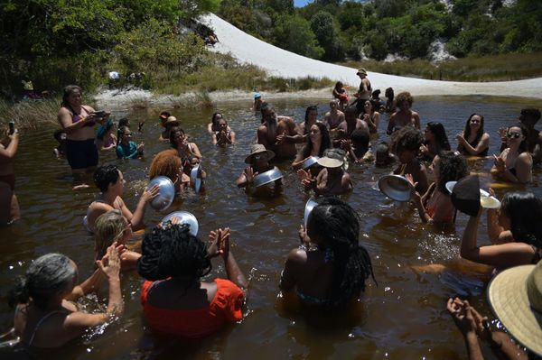 O banho de lagoa terminou em roda de  samba com as Matriarcas da Pedra de Xangô e o Samba de bacia de Mestra Damiana