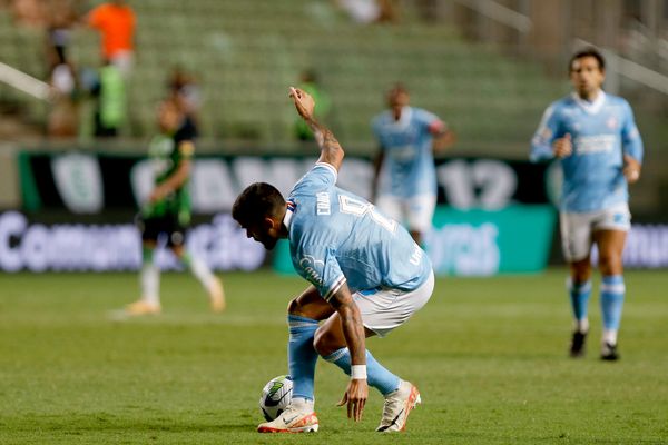 Principal jogador do Bahia, Cauly tenta se equilibrar no gramado do estádio Independência