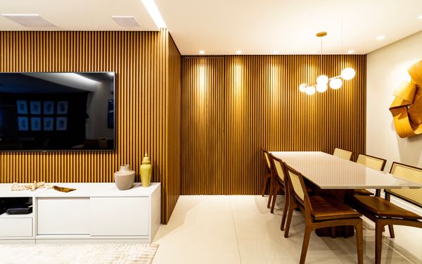 Projeto de decoração Arkie+: Painel com porta oculta em MDF